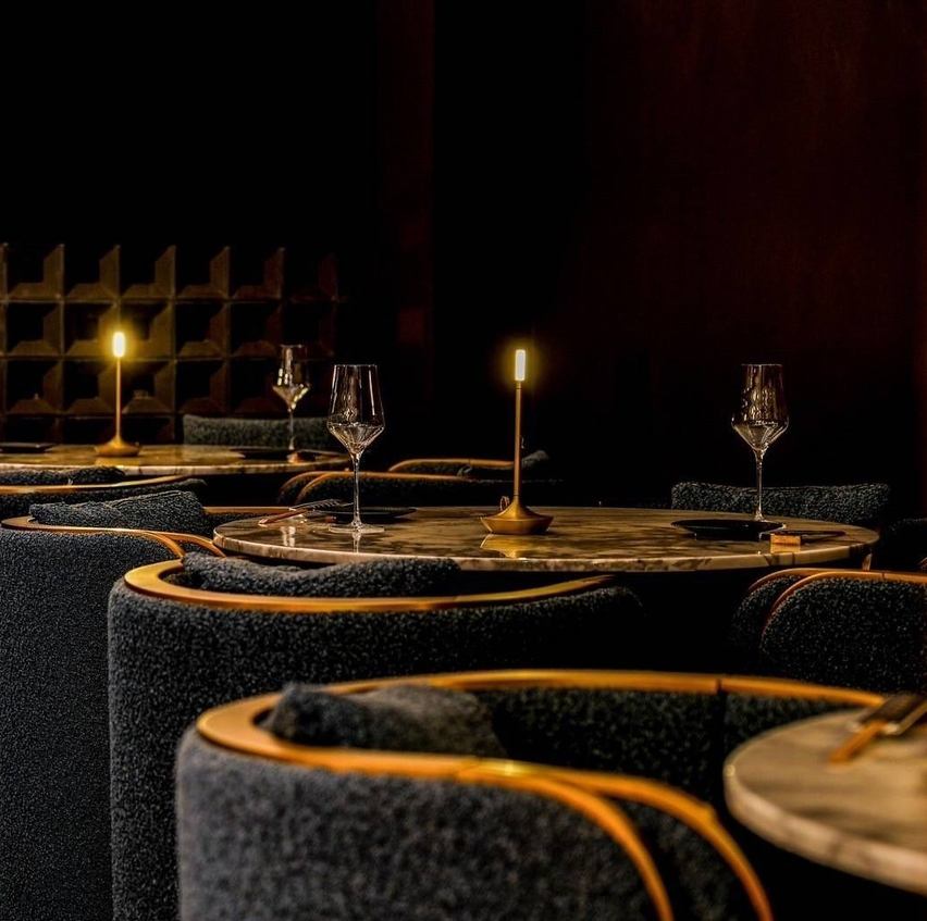 栄駅から徒歩5分。開放的な空間で本格和食を楽しめる♪