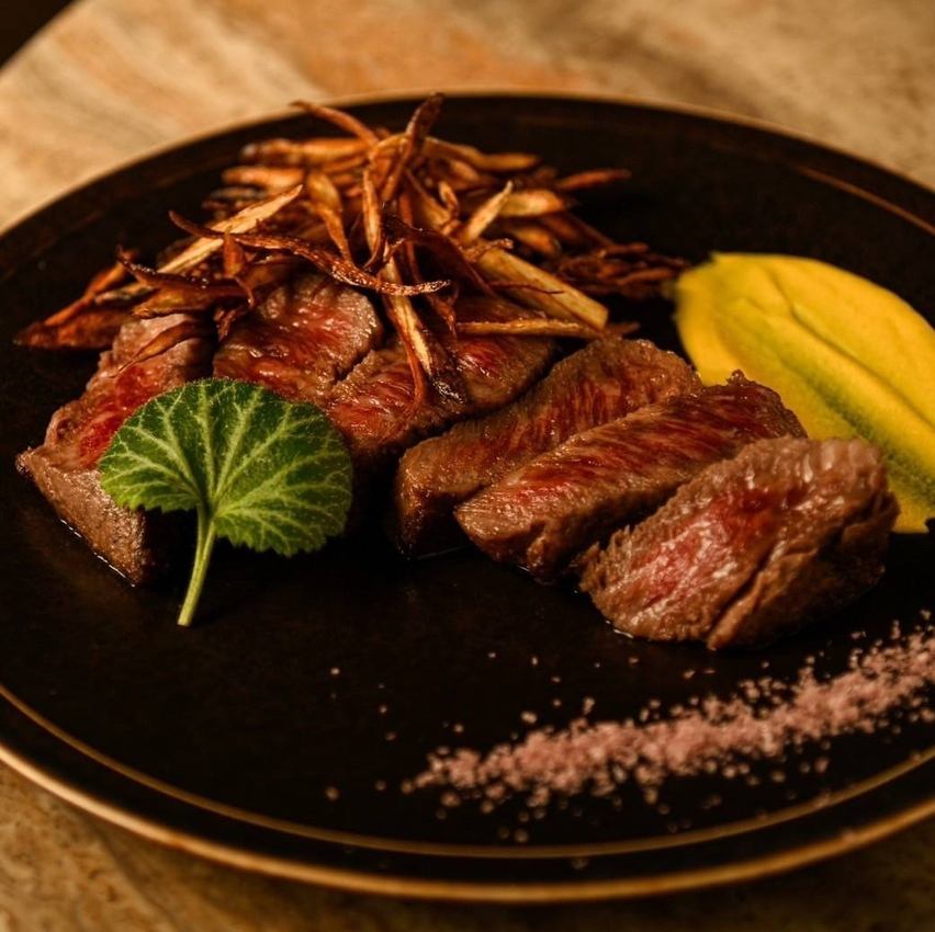 栄駅から徒歩5分。開放的な空間で本格和食を楽しめる♪