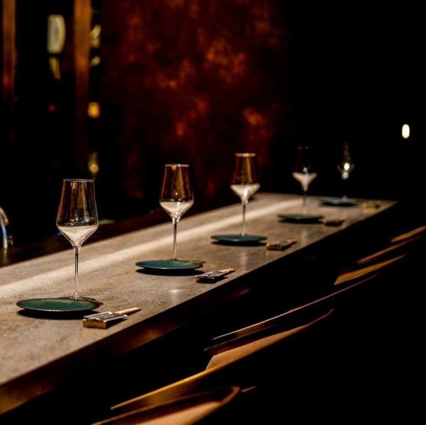 こだわりのインテリアが織りなす洗練された空間で、和食をベースにした創作料理と厳選されたお酒を堪能。オープンカウンターでシェフとの会話を楽しみながら、至福のひとときを。【錦/栄/和食/ダイニングバー/居酒屋/個室/女子会/接待/飲み放題】