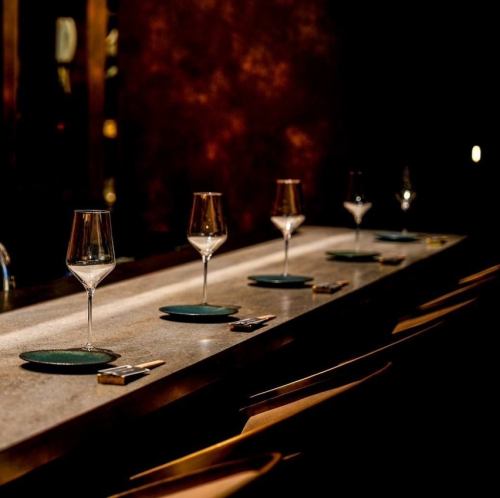 <p>こだわりのインテリアが織りなす洗練された空間で、和食をベースにした創作料理と厳選されたお酒を堪能。オープンカウンターでシェフとの会話を楽しみながら、至福のひとときを。【錦/栄/和食/ダイニングバー/居酒屋/個室/女子会/接待/飲み放題】</p>