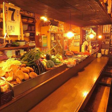 Seasonal ingredients and ingredients for the day are on the counter.The counter seat popular with regulars is good for conversation with the staff.