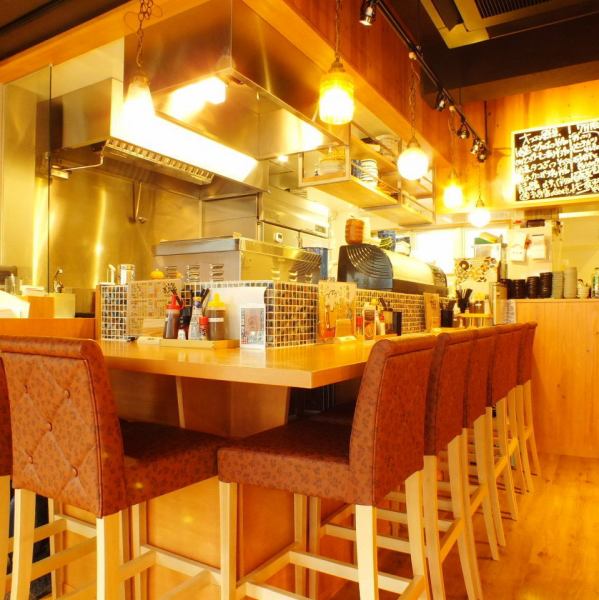 Privilege of counter seats! The general grills skewers in front of you! A space where you can relax without feeling cramped ♪ Seats with an atmosphere that makes you want to get along with each other and say "Kanpai!" ☆