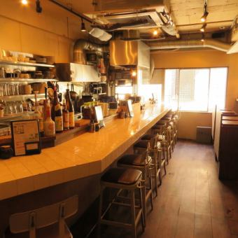 ◆ A counter with a lively atmosphere where you can enjoy cooking right in front of you ♪ Feel free to do it alone!