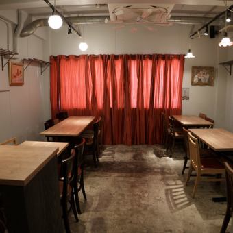 ゆったりくつろげるテーブル席最大26名様までご利用可能！少人数での宴会承っております。