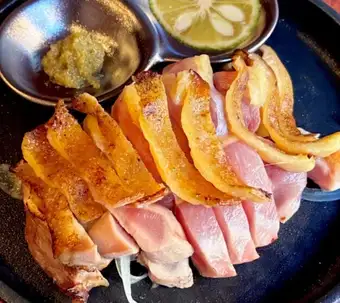 噛むほど旨い！親鶏の炙り鉄板タタキ