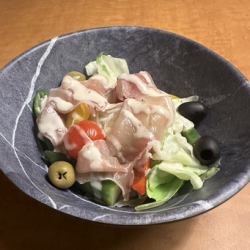 生ハムと蒸し野菜のサラダ