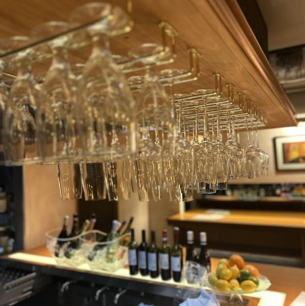 【土日は昼飲みも可！貸切も承っております】当店では定番の人気銘柄から、ちょっと変わったユニークなものまで！？お客様のお好みに合わせて最適なお酒をご提案いたしますので、気軽にお声掛けください！さらに土日は昼飲みも可能ですので、休日のリラックスタイムにぴったり。貸切も承っておりますのでご予約はお早めに！