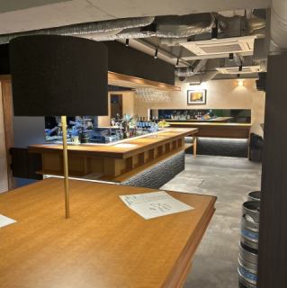 店内にテーブル席をご用意しております。椅子はございませんが、スタンディングスタイルならではの活気ある雰囲気の中で、リラックスした時間をお過ごしいただけます。ぜひ皆様で楽しいひとときをお過ごしください。お待ちしております!