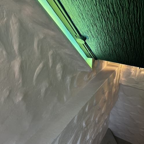 魅力的なstanding barで素敵な時間をお楽しみください。