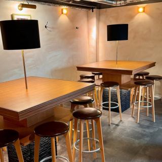 3~4名様でゆったり過ごせるハイテーブル席。少人数飲みからグループ利用まで幅広く対応。レイアウト次第で8名×2卓、最大16~20名様の団体利用も可能です。
