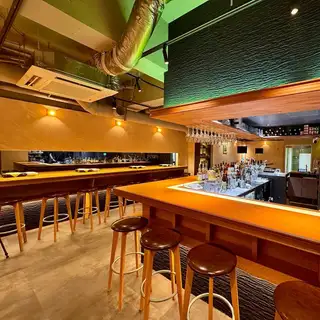 ライブ感あふれるコの字カウンター席。距離感の近い空間で、おひとり様やデート、サク飲み利用にも使いやすい人気のお席です。