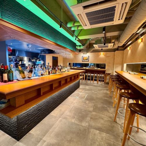 開放感のある店内には、気軽に楽しめるカウンター席を多数ご用意。おひとり様からデート、0次会・サク飲みまで幅広くご利用いただけます。