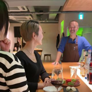 気さくな雰囲気も楽しめるカウンター席。おひとり様はもちろん、デートや0次会・サク飲みにもぴったり。自然と長居したくなる居心地の良さが魅力です。