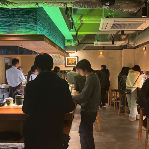 ノーチャージのスタンディングカウンター席は、0次会や待ち合わせ、1杯だけの利用にもぴったり。気軽に立ち寄れる人気のお席です。