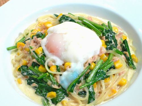 Spinach and tuna with cream sauce topped with hot egg