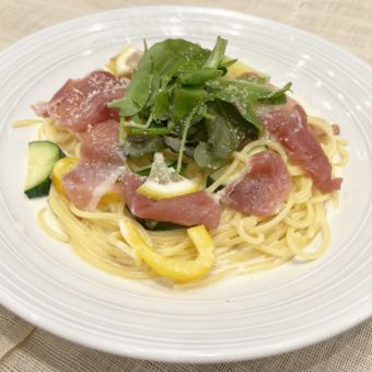 生ハムとズッキーニとベビーリーフのレモンクリーム