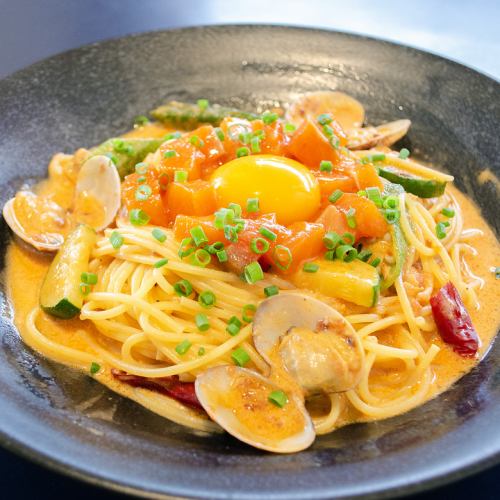 サーモンユッケとズッキーニとおくらのロゼパスタ