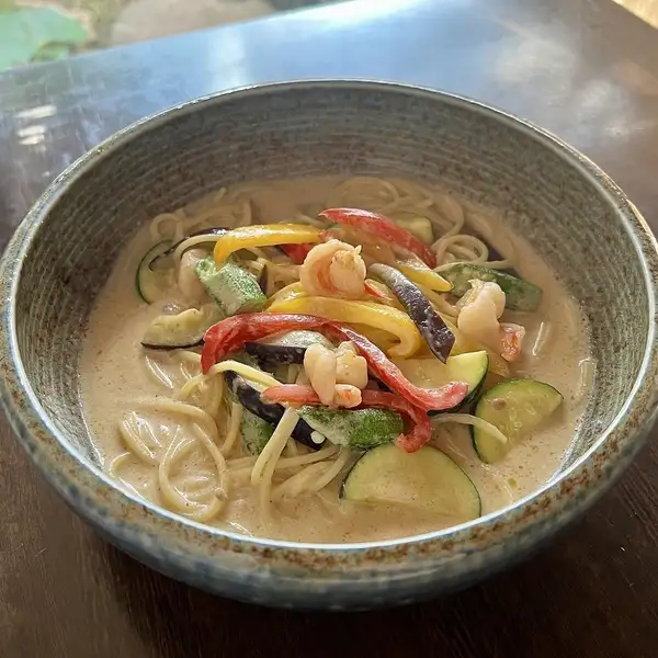 期間限定　夏野菜と海老のタイ風グリーンカレーパスタ