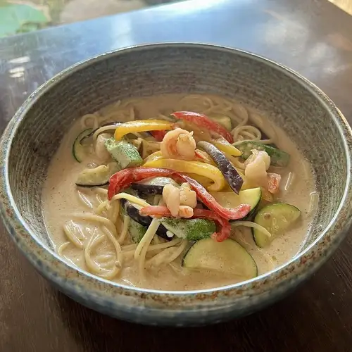 限時特惠:泰式綠咖哩義大利麵搭配時令蔬菜和蝦仁。