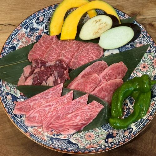 おすすめ迷ったらこれ！赤身肉4種スペシャルセット（野菜付き）