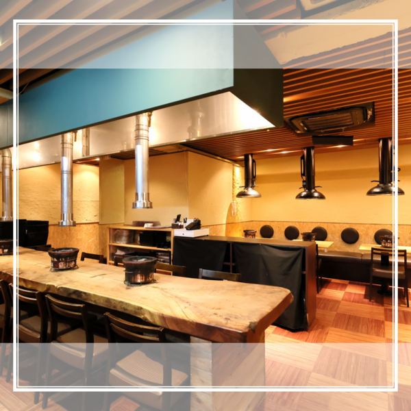 【位于北新地一栋隐蔽建筑三楼的A4级炭烤肉店。明星常去的“必去”餐厅】以实惠的价格享用最高品质的肉类。多种套餐可选,价格从4380日元起!加2000日元即可享受120分钟畅饮♪ 提供桌位,适合公司聚会和私人派对。当然,您也可以单独订购。