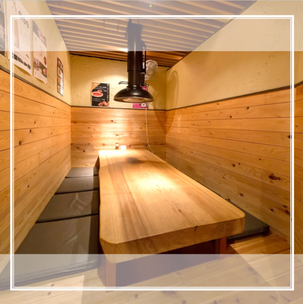 【休闲木纹主题包间】非常适合公司聚餐和宴会!当然,也适合日常使用或家庭聚会。预订包间无需额外费用!