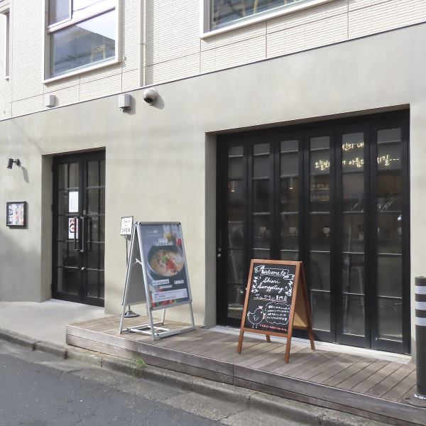 表参道の閑静な住宅街に佇む、隠れ家的な当店。表参道駅5分と駅近アクセス抜群なのも◎