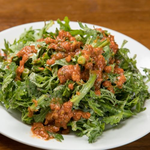 自家製ドレッシングで味わう新鮮な春菊&パクチーサラダ