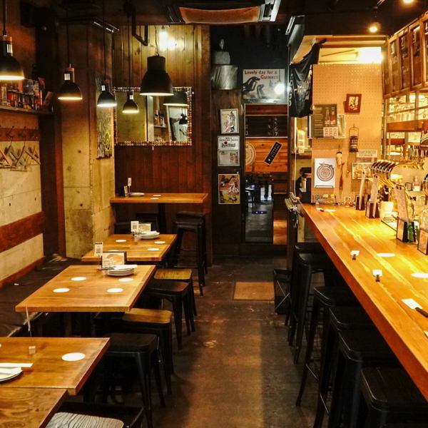 高い天井と開放的な空間が自慢のバルスタイルな内装です♪オープンキッチンの活気を感じつつ、洗練されたインテリアが並ぶお洒落な空間は、女子会やデートをより一層華やかに盛り上げてくれます◎お料理が仕上がる様子を間近に感じながら、こだわりの逸品を楽しむ贅沢なひとときをぜひお過ごしくださいませ♪