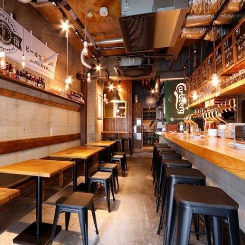洗練されたカジュアルな内装が目を引くテーブル席は、一体感のある空間でお食事を楽しめるのが自慢です◎お洒落な空間デザインを楽しみながら心ゆくまでリラックスできます♪貸切などの大人数でのパーティーにも対応可能ですので、便利なで美味しいビールと料理を囲んで記憶に残る宴の時間を皆様で共有してください◎