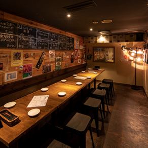 温かみのあるインテリアに囲まれた半個室空間は、少人数での密なコミュニケーションを楽しみたい方にぴったりです◎10名様から16名様で個室貸切も可能です!名物のロティサリーチキンを囲みながら、他のお客様を気にせずゆったりと会話とお食事をお楽しみいただけます♪心ゆくまで自慢の料理とビールをご堪能ください◎