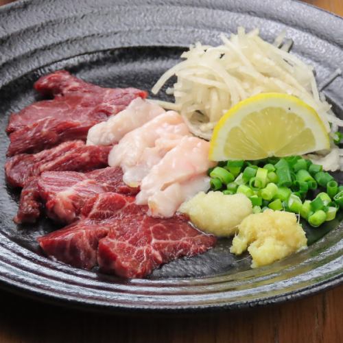Kumamoto's specialty horse sashimi (marbled and red meat sashimi available).)