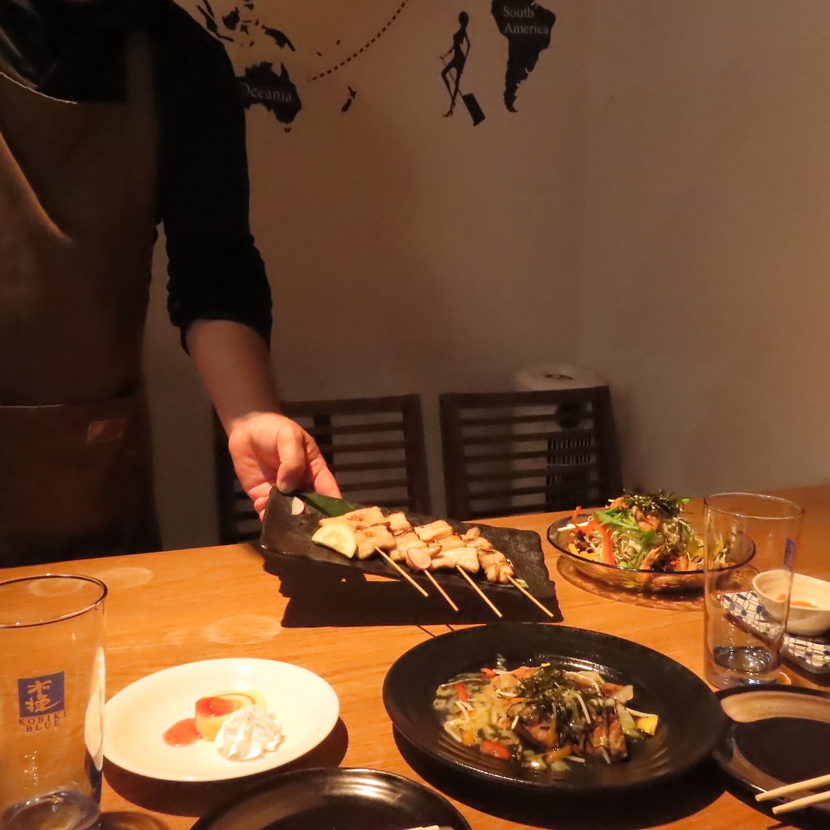 鸡肉鞑靼 / 马肉刺身 / 烤鸡肉串 / 海鲜 / 精酿啤酒 / 生蚝 / 白肝 / 肉丸 / 白鱼子