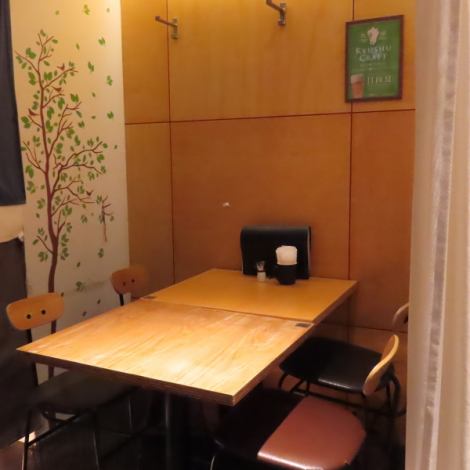 这是一家时尚餐厅,提供吧台座位、餐桌以及私人包间。我们也承办私人聚会(最多可容纳26人,需提前预约)。欢迎随时联系我们!我们目前接受迎宾和欢送会的预订。我们也承办私人聚会,欢迎随时联系我们!我们期待为您提供美味佳肴和物超所值的套餐。此外,我们还提供投影仪!