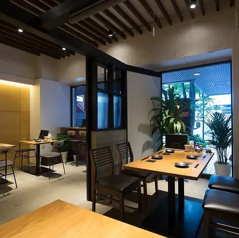 オシャレな店内☆カウンター席や、テーブル、個室のお席までご用意☆貸切宴会も可能【最大26名様相談受付】お気軽にお問合せ下さい! 歓送迎会のご予約受付中☆貸切なども可能ですのでお気軽にお問合せ下さい!絶品料理とコスパ◎なコースでお待ちしております☆プロジェクター完備!