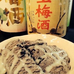 黒ゴマアイスの練乳がけ