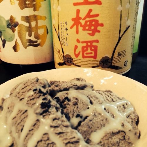 黒ゴマアイスの練乳がけ