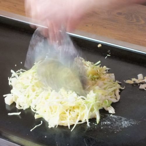 専門のスタッフが焼きます