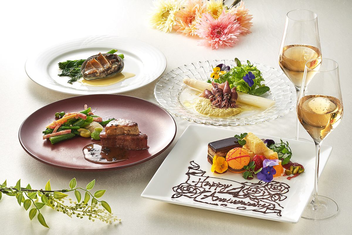 ご家族での御祝や記念日など、さまざまなシーンで思い出の一日を華やかに演出します