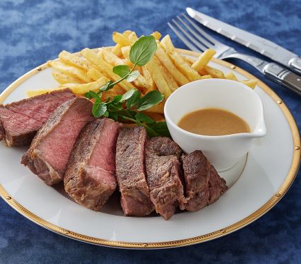 巴黎最受歡迎的瘦牛肉排配薯條 牛排薯條