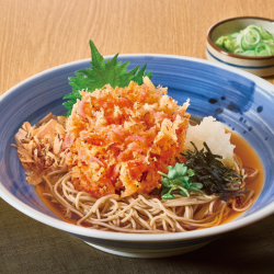 大量磨碎的櫻花蝦蕎麥麵（熱/冷）