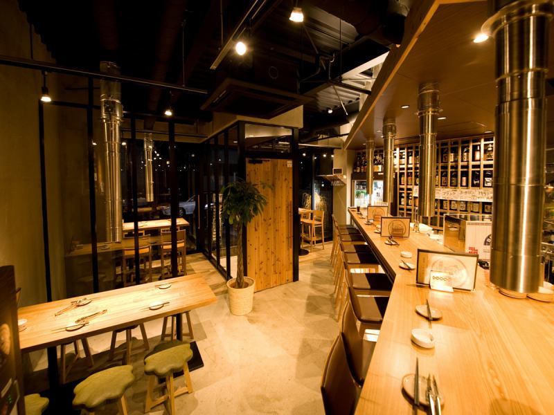 A stylish shop interior like a grilled meat bar ♪ friends and family can take a bit to boast ★ High ceilings, open space · bright light comfortable ... Many customers such as nagare! Duct strong suction Because you use, you can spend a comfortable time without being full of smoke ♪