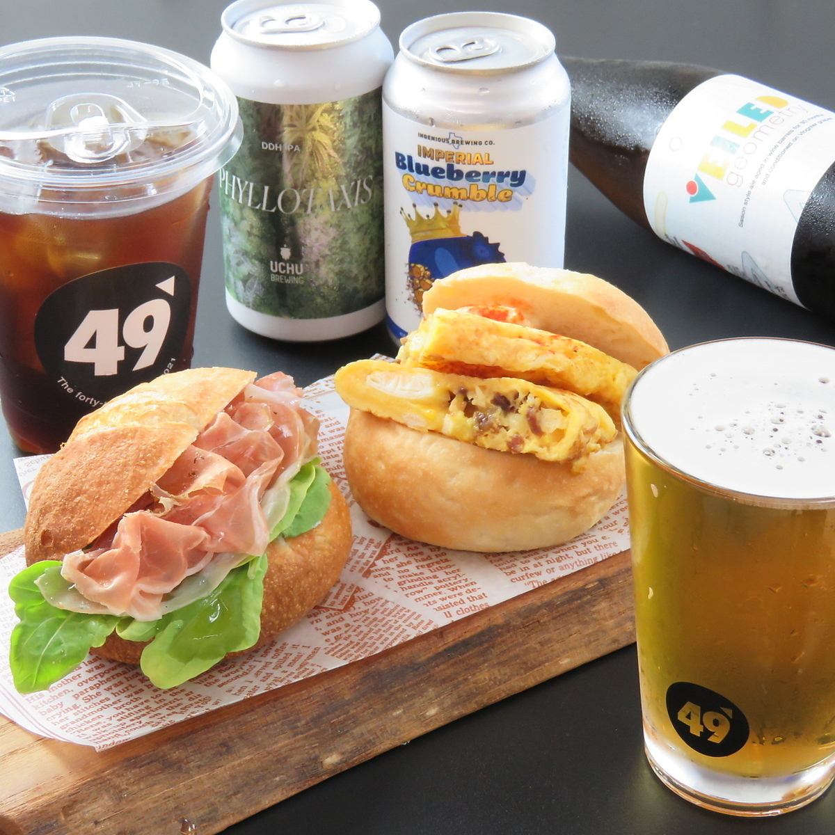 A sports cafe bar where you can have original burgers for lunch and craft beer for dinner!
