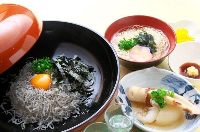 著名的银鱼盖饭套餐配有姬路关东煮和播州挂面，售价 1,650 日元。