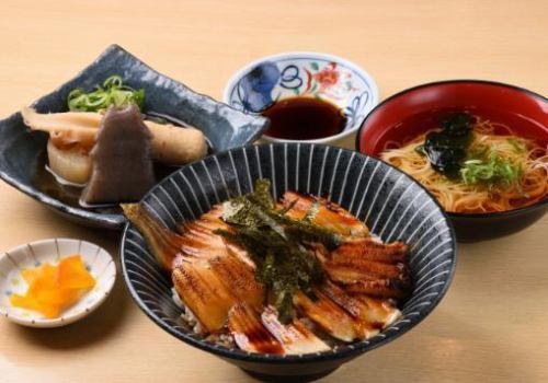 非常令人滿意的鰻魚飯碗套裝