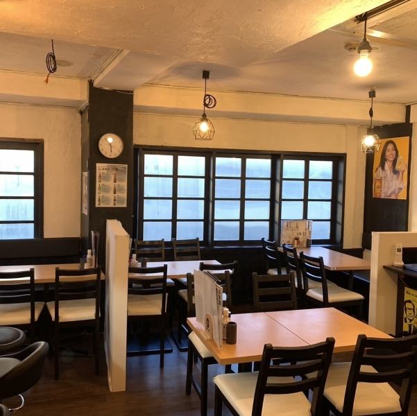 当店では、6名様掛けのテーブル席を2つ、4名様掛けのテーブル席を4つご用意しています。会社仲間やご友人との宴会、二次会に最適なスペースです。ゆったりとした空間で、楽しいひとときをお過ごしください。美味しい料理とお酒を楽しみながら、特別な時間をご提供いたします。ぜひご利用ください！