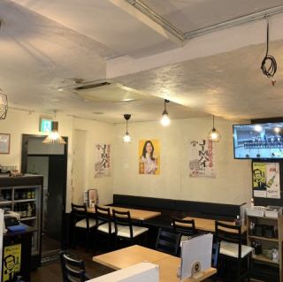【テーブル席　4×4】心地よい空間と落ち着いた雰囲気で、リラックスしたひとときをお楽しみいただけます。友人やご家族との楽しい時間を過ごすのにもおすすめです。