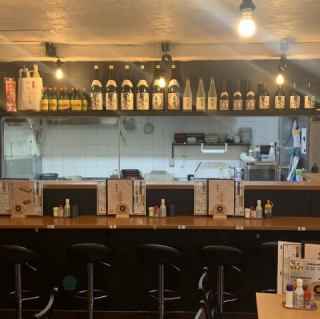 【カウンター席　1×6】当店はカップルやお一人様も大歓迎！目の前で料理が作られる様子を楽しみながら、焼き鳥やお酒をじっくりお楽しみいただけます。ぜひ、お気軽にお越しください。