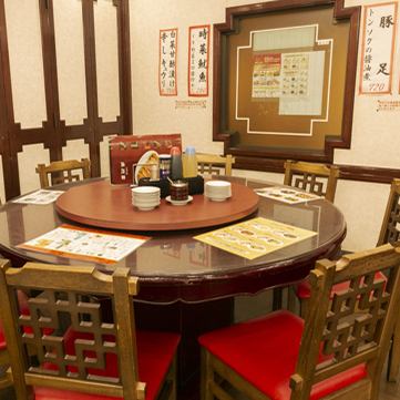Enjoy authentic Chinese cuisine at a round table that can accommodate up to 8 people ♪