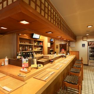 カウンター席は、仕事帰りに気軽に立ち寄れる特等席。美味しいおばんざいと一杯で、一日の疲れを癒してください。